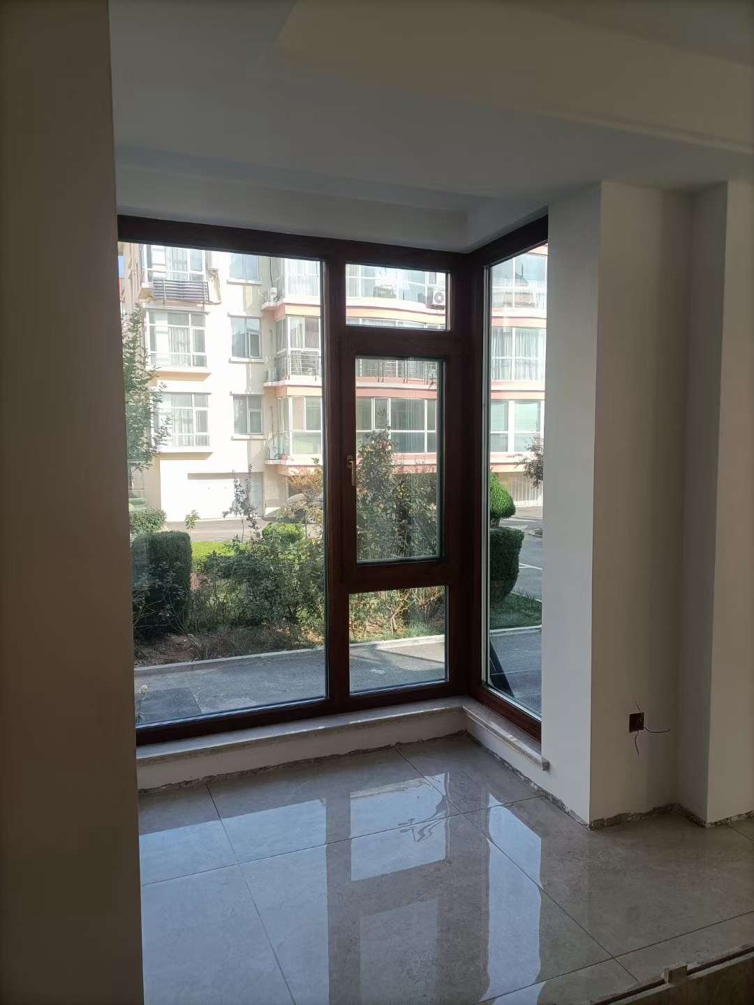 好门窗华彩造万光观海花园铝包木施工完毕