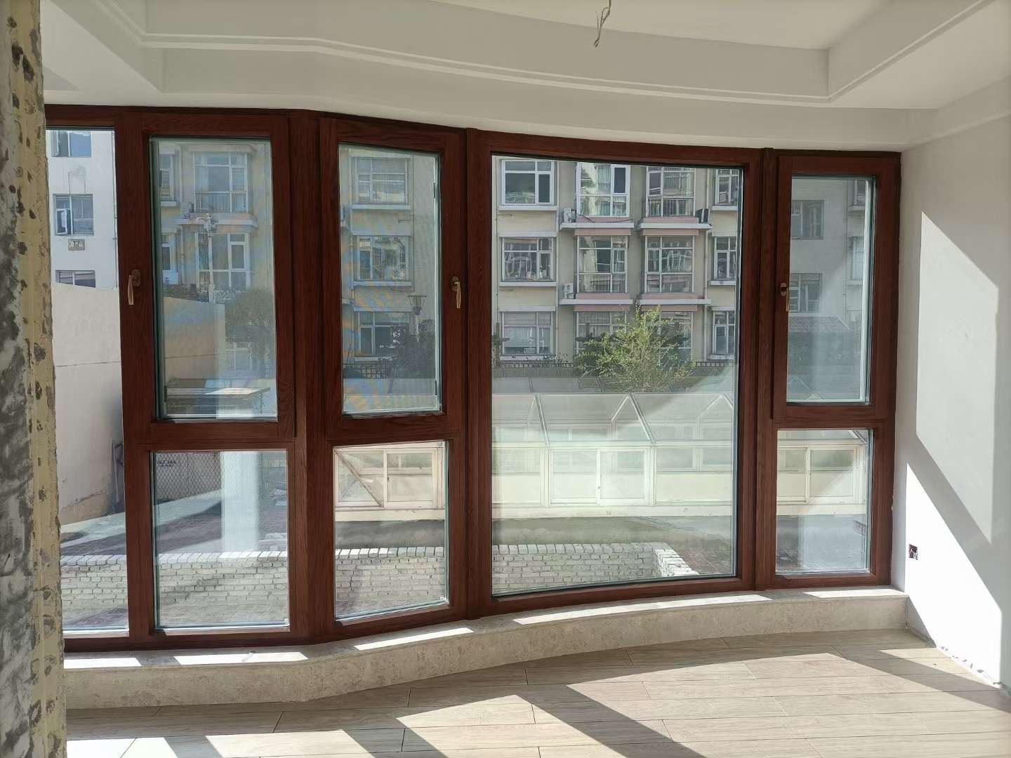 好门窗华彩造万光观海花园铝包木施工完毕