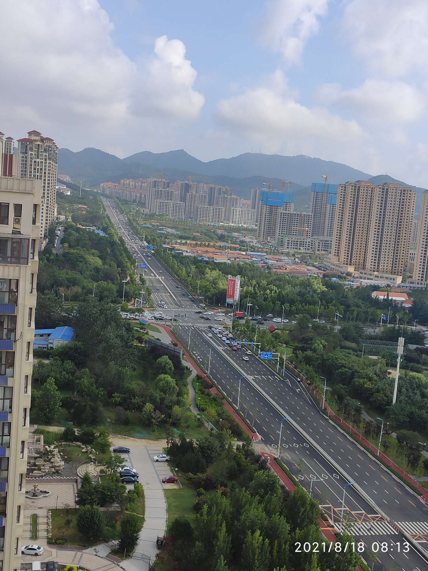 快来看,这里要修高架了,这里不堵是因为这里没有高架,所有车都在等