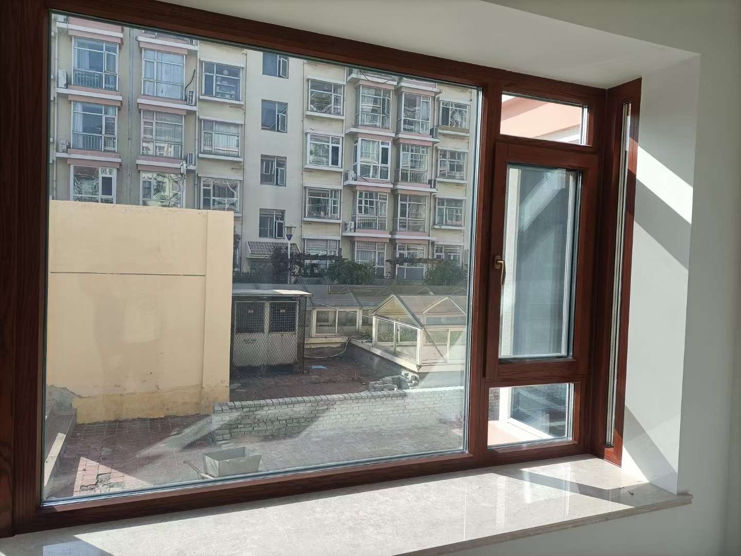 好门窗华彩造万光观海花园铝包木施工完毕